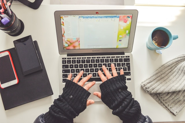 Ilustrasi cara menghapus page di Word. Foto: Unsplash/Romain V