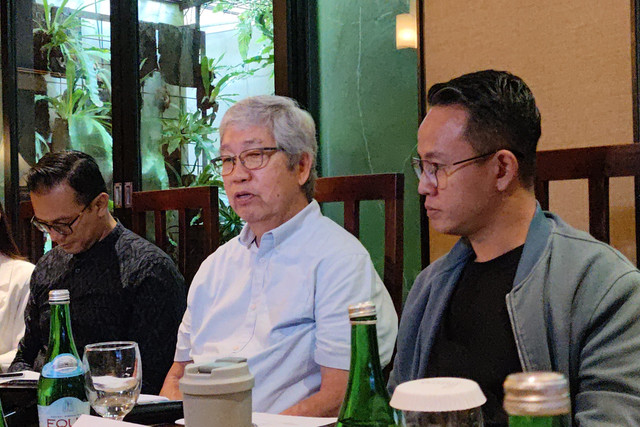 Pendiri Oriental Circus Indonesia (OCI), Tony Sumampau (tengah) Foto: Jonathan Devin/kumparan