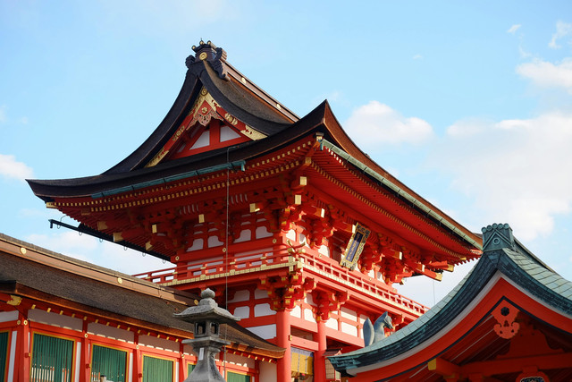 Kuil di Kyoto, Jepang. Gambar: Kai-Chieh Chan on pexels.com (https://www.pexels.com/photo/red-and-brown-temple-569893/)
