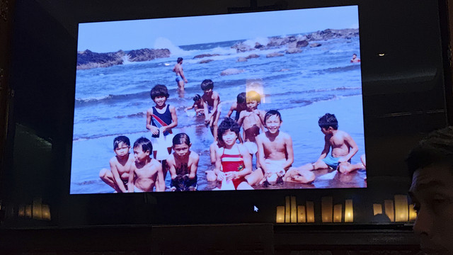 Layar yang menampilkan para pemain sirkus OCI. Foto: Jonathan Devin/kumparan