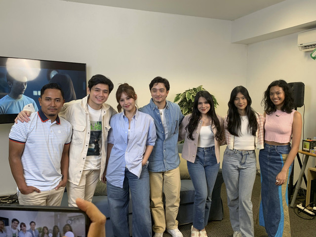 Sejumlah pemeran film Tak Ingin Usai di Sini, Davina Karamoy, Bryan Domani, Vanesha Prescilla berpose dalam konten day di Kemang, Jakarta Selatan, Kamis (17/4/2025). Foto: Vincentius Mario/kumparan
