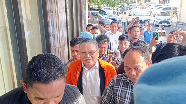 Ketua BPMS GMIM, Pendeta HA alias Hein, mengenakan baju oranye saat ke luar dari ruang penyidik Polda Sulawesi Utara, Kamis (17/4). Hein ditahan dalam kasus dugaan korupsi dana hibah Sinode GMIM.