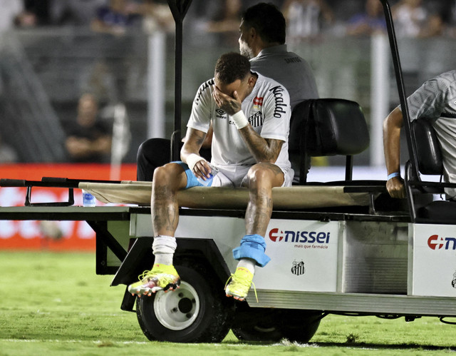 Pemain Santos, Neymar, meninggalkan lapangan setelah mengalami cedera pada pertandingan Kejuaraan Brasileiro antara Santos vs Atletico Mineiro di Estadio Urbano Caldeira, Santos, Brasil, Kamis (17/4/2025). Foto: THIAGO BERNARDES/REUTERS