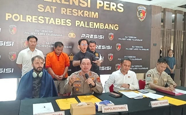 WN Rusia Konstantin Bazrov (33) saat hadir dalam press rilis penangkapan pelaku pencurian motor miliknya. Foto : Istimewa