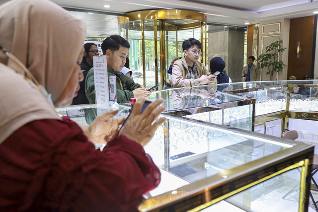 Warga mengantre untuk melakukan aktivitas jual beli Emas di Galeri 24, Jakarta, Kamis (17/4/2025). Foto: Iqbal Firdaus/kumparan