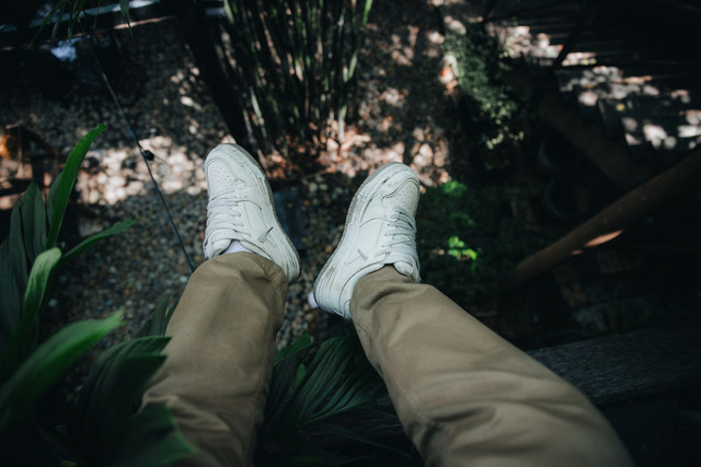 Celana Cream Cocok dengan Baju Warna Apa Pria. Sumber Unsplash DM David