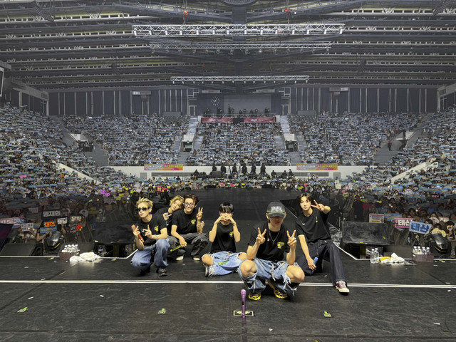 Penampilan Boynextdoor saat menggelar konser Knock On Vol.1 in Jakarta yang digelar di Istora Senayan, Sabtu (17/4/2025). Foto: Dok. KOZ Entertainment