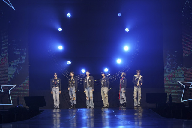 Penampilan Boynextdoor saat menggelar konser Knock On Vol.1 in Jakarta yang digelar di Istora Senayan, Sabtu (17/4/2025). Foto: Dok. KOZ Entertainment