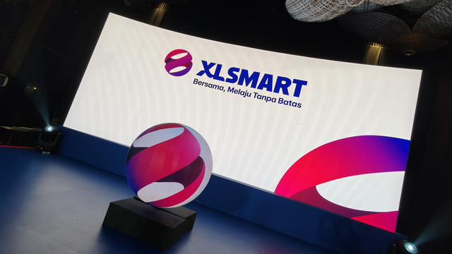 Logo XLSmart, operator seluler baru hasil merger XL Axiata dan Smartfren. Foto: Muhammad Fikrie/kumparan