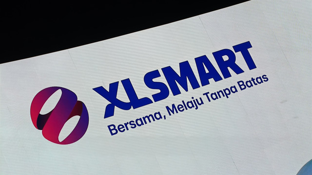 Logo XLSmart, operator seluler baru hasil merger XL Axiata dan Smartfren. Foto: Muhammad Fikrie/kumparan