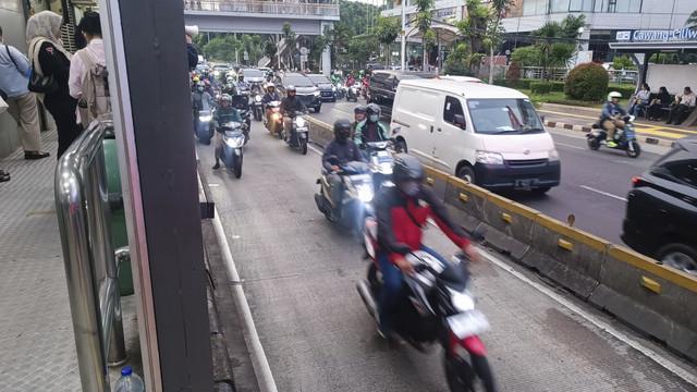 Penampakan motor dan mobil yang masuk jalur bus Transjakarta di depan Halte Ciliwung Arah Timur, Kamis (17/4/2025). Foto: Thomas Bosco/kumparan
