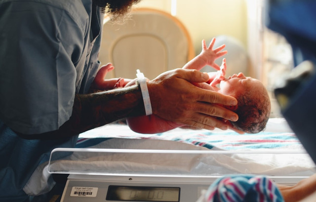 Ilustrasi Syarat Bikin Akta Kelahiran Anak       Sumber Unsplash/Christian Bowen
