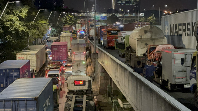 Kemacetan di Jalan Yos Sudarso, Jakarta Utara dan Tol Tanjung Priok menuju Pelabuhan Tanjung Priok pada Kamis (17/4/2025). Foto: Abid Raihan/kumparan