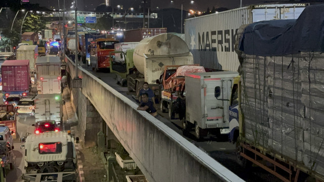 Kemacetan di Jalan Yos Sudarso, Jakarta Utara dan Tol Tanjung Priok menuju Pelabuhan Tanjung Priok pada Kamis (17/4/2025). Foto: Abid Raihan/kumparan