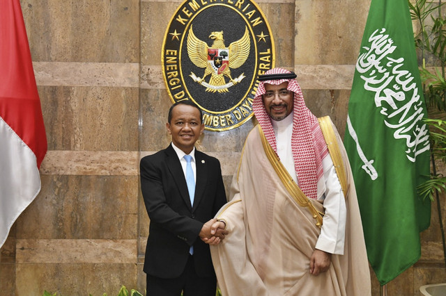 Menteri Energi dan Sumber Daya Mineral Republik Indonesia, Bahlil Lahadalia berjabat tangan dengan Menteri Industri dan Sumber Daya Mineral Arab Saudi, Bandar bin Ibrahim Al-Khorayef di Kantor Kementerian ESDM pada Kamis (17/4/2025). Foto: Dok. Kementerian ESDM