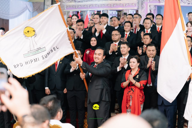 Ketua BPD HIPMI Sumsel masa bakti 2025–2028 Muhammad Puri Andamas dan para pengurus lainnya saat dilantik oleh Ketua BPP HIPMI, Akbar Himawan Buchari. Foto : Dok. BPD HIPMI Sumsel