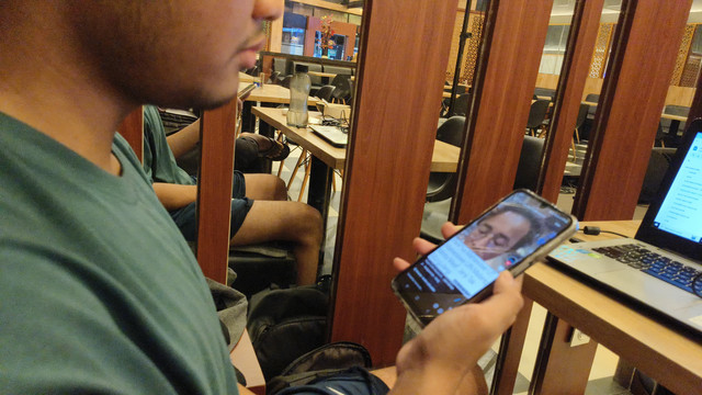 Potret seseorang mencari informasi dari konten viral tiktok. Foto: Bre Bramantyo