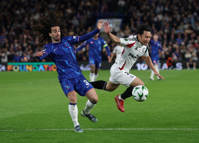 Duel Marc Cucurella dengan Ryoya Morishita saat Chelsea vs Legia Warsaw dalam laga leg kedua perempat final Liga Konferensi Eropa 2024/25 di Stamford Bridge, London, pada Jumat (18/4) dini hari WIB. Foto: Action Images via Reuters/Paul Childs