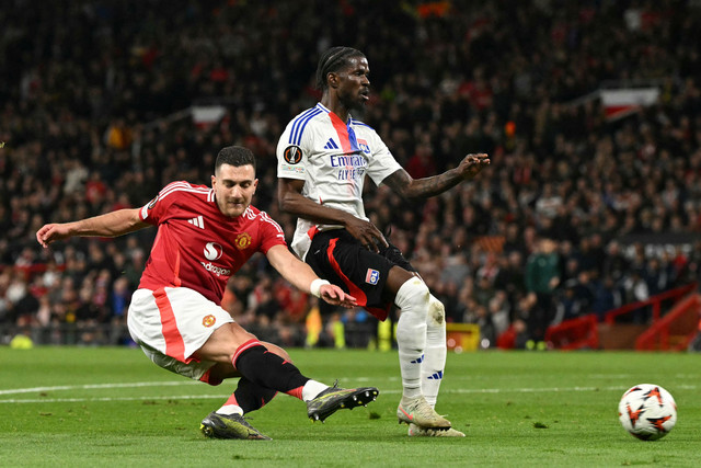 Manchester United (MU) vs Lyon dalam laga leg kedua perempat final Liga Europa 2024/25 di Old Trafford, Jumat (18/4) dini hari WIB. Foto: Oli SCARFF / AFP
