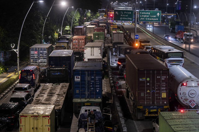 Sejumlah kendaraan terjebak macet di Jalan Yos Sudarso menuju Pelabuhan Tanjung Priok, Jakarta, Kamis (17/4/2025). Foto: Bayu Pratama S/ANTARA FOTO