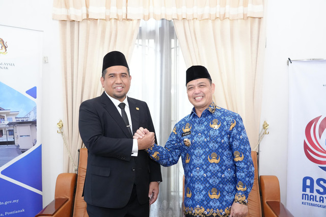 Gubernur Kalbar, Ria Norsan bersama Konsul Malaysia di Pontianak, Azizul Zekri bin Abd Rahim. Foto: Dok. Adpim Pemprov Kalbar