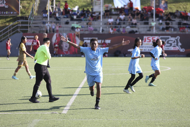 Ujung tombak tim HydroPlus Strikers, Kesya A. M. Nian sukses mencetak 5 gol di tiga pertandingan hari perdana JSSL Singapore 7's yang berlangsung pada Kamis (16/4) di The Arena Singapura. Foto: Dok. MilkLife Soccer Challenge