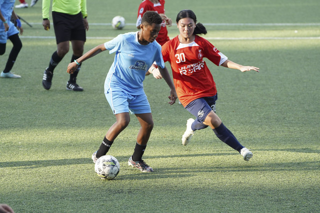 Ujung tombak tim HydroPlus Strikers, Kesya A. M. Nian sukses mencetak 5 gol di tiga pertandingan hari perdana JSSL Singapore 7's yang berlangsung pada Kamis (16/4) di The Arena Singapura. Foto: Dok. MilkLife Soccer Challenge