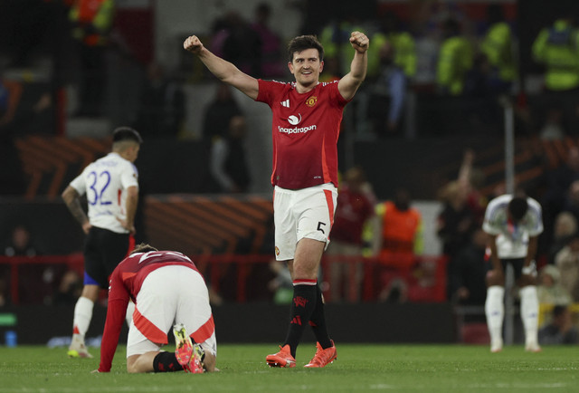 Pemain Manchester United Harry Maguire berselebrasi usai mengalahkan Olympique Lyon pada pertandingan perempat final Liga Europa di Old Trafford, Manchester, Inggris, Kamis (17/4/2025). Foto: Phil Noble/Reuters