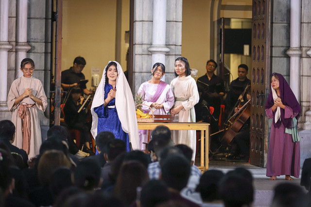 Umat Katolik menampilkan prosesi Tablo Kisah Sengsara Yesus Kristus saat Hari Jumat Agung di Gereja Katedral, Jakarta, Jumat (18/4/2024). Foto: Iqbal Firdaus/kumparan
