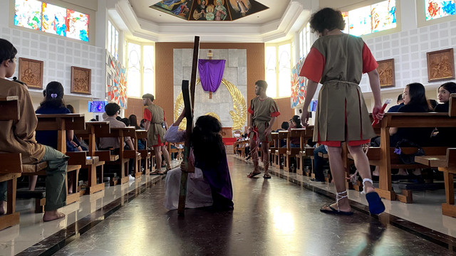 Drama visualisasi penyaliban Yesus Kristus yang berlangsung di Gereja Maria Ratu Pencinta Damai (MRPD) Keuskupan Agung Pontianak pada Jumat, 18 April 2025. Foto: Alycia Tracy Nabila/Hi!Pontianak