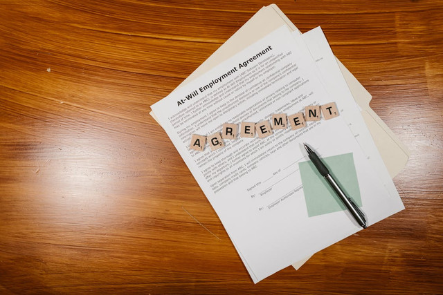 Ilustrasi. Contoh surat lamaran kerja PPSU. Sumber: Pexels / RDNE Stock Project