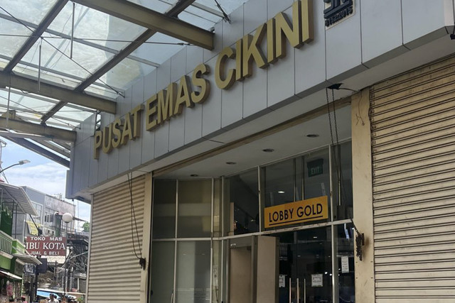 Pengunjung berburu emas antam di Pusat Emas Cikini, Jumat (18/4/2025). Foto: Haya Syahira/kumparan
