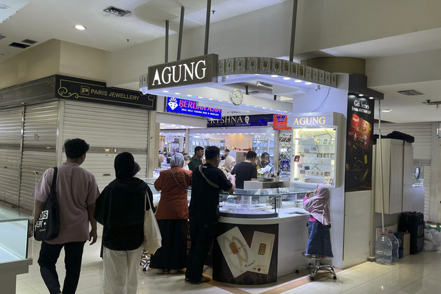 Pengunjung berburu emas antam di Pusat Emas Cikini, Jumat (18/4/2025). Foto: Haya Syahira/kumparan