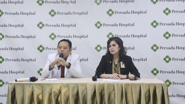 Tim etik RS sub komite etik dan disiplin serta dokter spesialis forensik Persada Hospital Kota Malang Dr. Galih Endra Dita (kiri) dan Supervisor Humas Persada Hospital Malang, Sylvia Kitty Simanungkalit, Jumat (18/4/2025). Foto: Istimewa