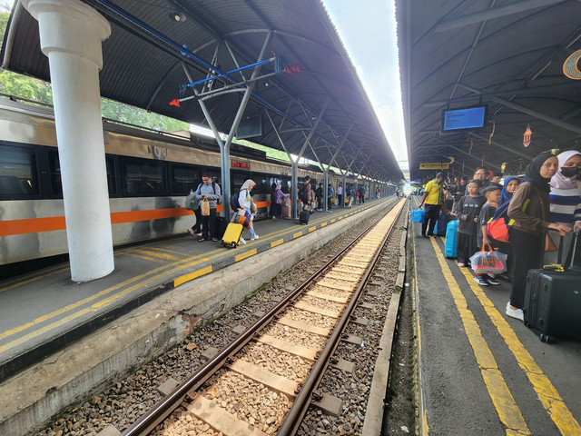 Hilir mudik penumpang KA di stasiun Surabaya Gubeng 