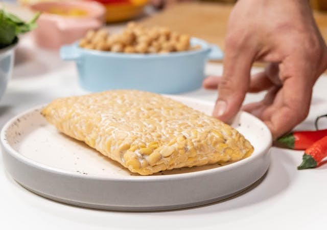 Ilustrasi cara menyimpan tempe di kulkas. Foto: Pexels/cottonbro studio