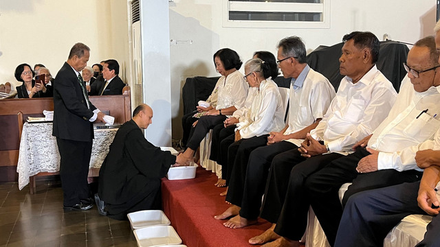 Momen pendeta membasuh kaki jemaat saat ibadah Kamis Putih di GKJ Gondokusuman, Jogja, Kamis (17/8). Foto: Iqbaltwq/Pandangan Jogja