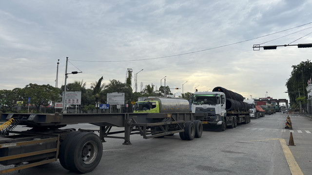 Suasana kesibukan aktivitas di gerbang Pelabuhan Tanjung Priok, Jakarta Utara pada Jumat (18/4/2025). Foto: Abid Raihan/kumparan