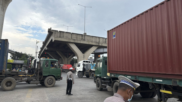 Suasana kesibukan aktivitas di gerbang Pelabuhan Tanjung Priok, Jakarta Utara pada Jumat (18/4/2025). Foto: Abid Raihan/kumparan