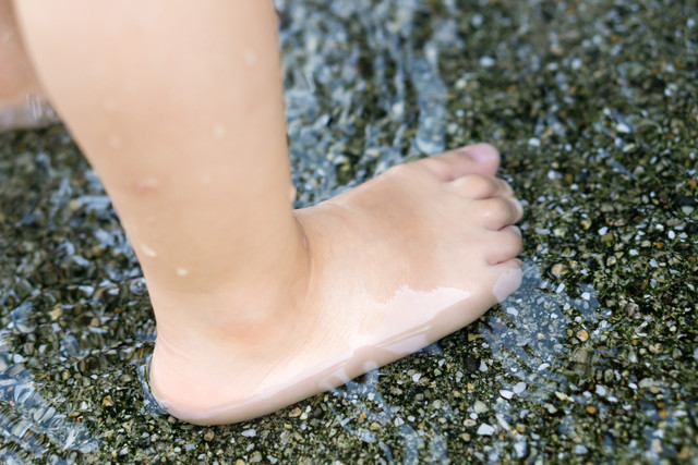 Ilustrasi anak bermain tanpa alas kaki. Foto: Nanako Yamanaka/Shutterstock