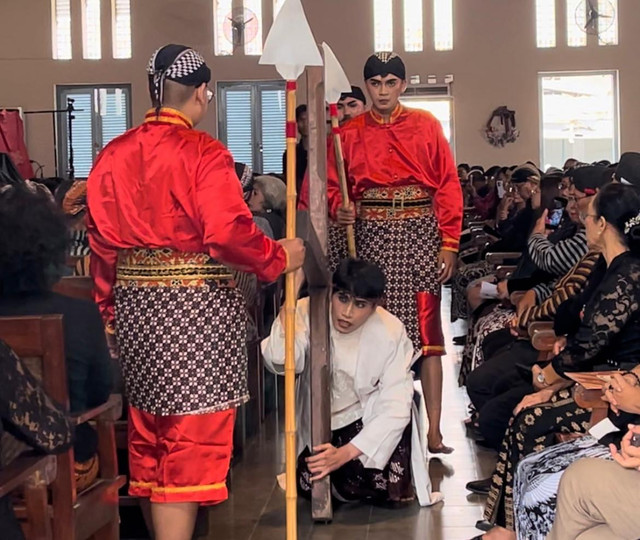 Prosesi Jalan Salib saat Jumat Agung di GKJ Gondokusuman, Jogja, Jumat (18/4). Foto: Widi RH Pradana/Pandangan Jogja