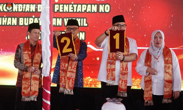 Kedua Paslon Bupati dan Wakil Bupati Empat Lawang saat mendapatkan nomor urut. Foto : Empat Lawang