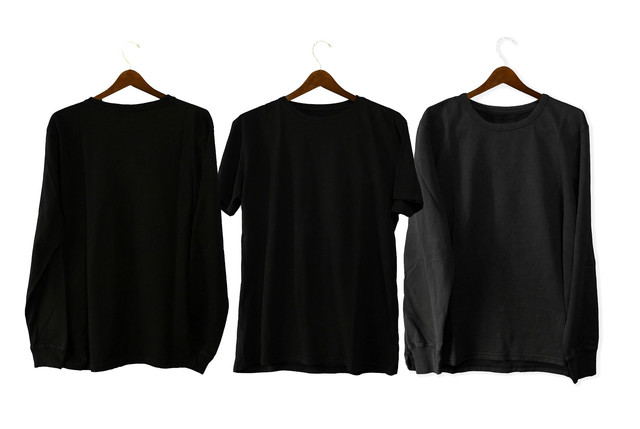 Baju Hitam Cocok dengan Celana Warna Apa Pria. Sumber Unsplash Ryan Hoffman