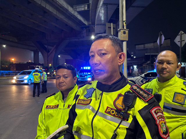 Dirlantas Polda Metro Jaya, Kombes Komarudin meninjau macet di sekitar Pelabuhan Tanjung Priok, Jakarta Pusat pada Jumat (18/4). Foto: Abid Raihan/kumparan