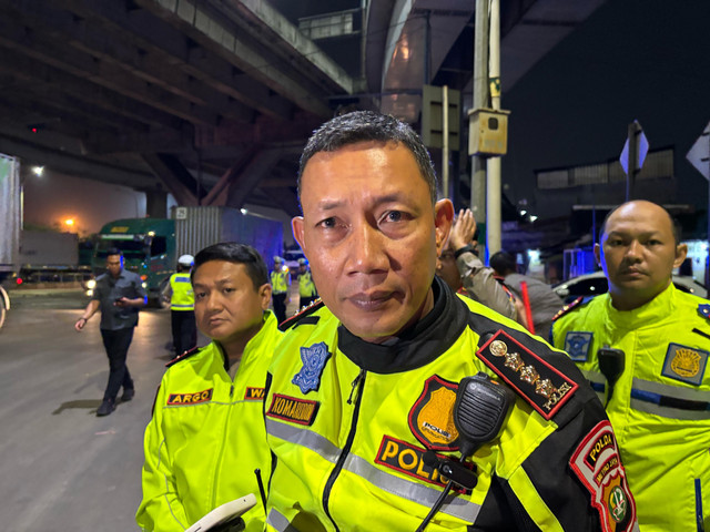 Dirlantas Polda Metro Jaya, Kombes Komarudin meninjau macet di sekitar Pelabuhan Tanjung Priok, Jakarta Pusat pada Jumat (18/4). Foto: Abid Raihan/kumparan