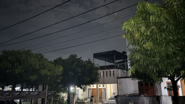 Kawasan Kemang Pratama pada Jumat (19/4) malam, saat bau gas tercium.  Foto: Abid Raihan/kumparan