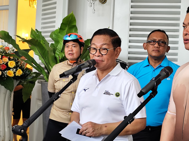 Gubernur DKI Jakarta Pramono Anung menjawab pertanyaan wartawan di Balai Kota, Jakarta, Sabtu (19/4/2025). Foto: Alya Zahra/kumparan 