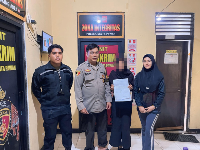 ART pelaku penganiayaan anak saat diamankan di Mapolres Ketapang. Foto: Dok. Polres Ketapang