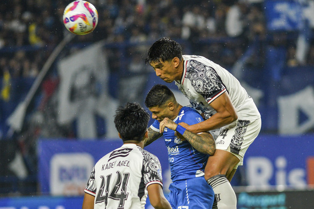 Pemain bola Persib Bandung Ciro Alves (tengah) berebut bola dengan pesepak bola Bali United Elias Dolah (kanan) dan Kadek Arel (kiri) pada pertandingan lanjutan BRI Liga 1 di Stadion Gelora Bandung Lautan Api, Bandung, Jawa Barat, Jumat (18/4/2025). Foto: Raisan Al Farisi/ANTARA FOTO