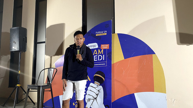 Komedian asal Pontianak, Tanjung, membawakan materi seputar kehamilan dalam special show tunggal 'Dua Garis' di CW Coffee Serdam pada Jumat malam, 18 April 2025. Foto: Alycia Tracy Nabila/Hi!Pontianak